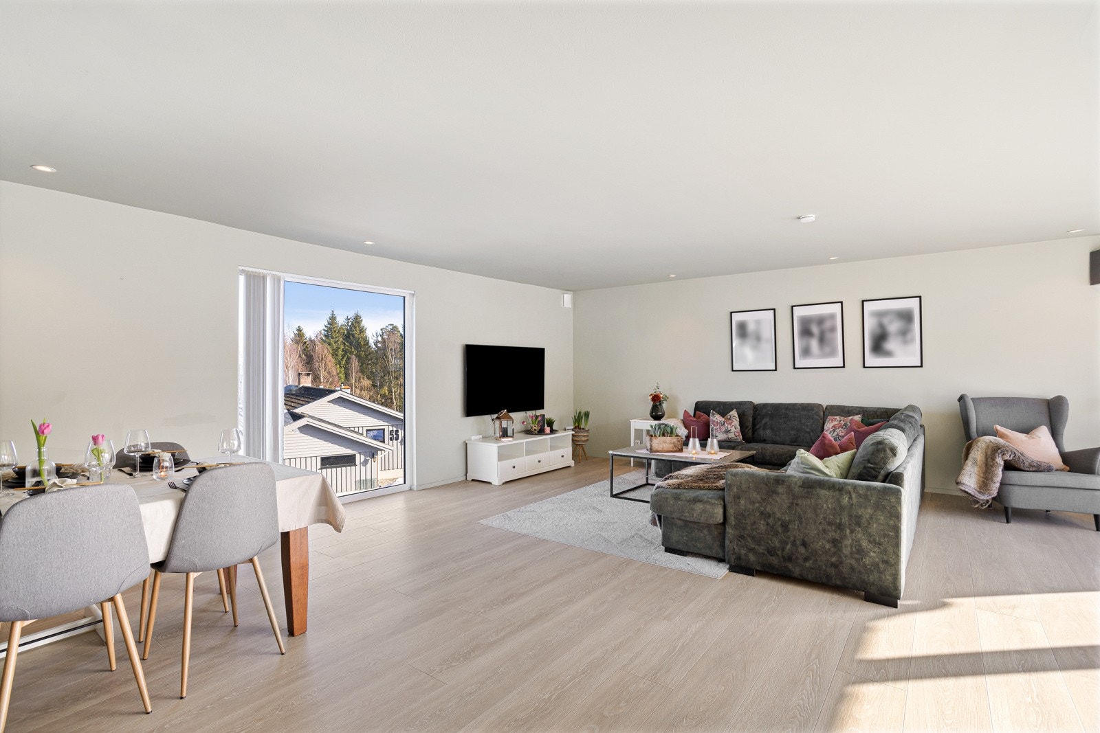 Stuen oppleves lys og luftig med store vindusareal Galleribilde