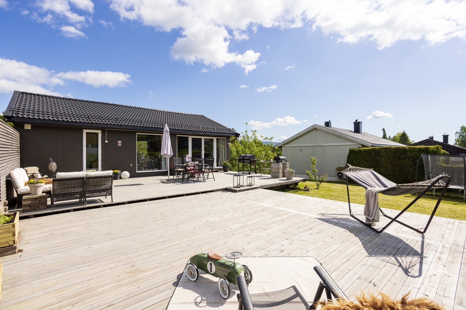 Boligen har en fin beliggenhet i et veletablert boligfelt på Gulset. Galleribilde