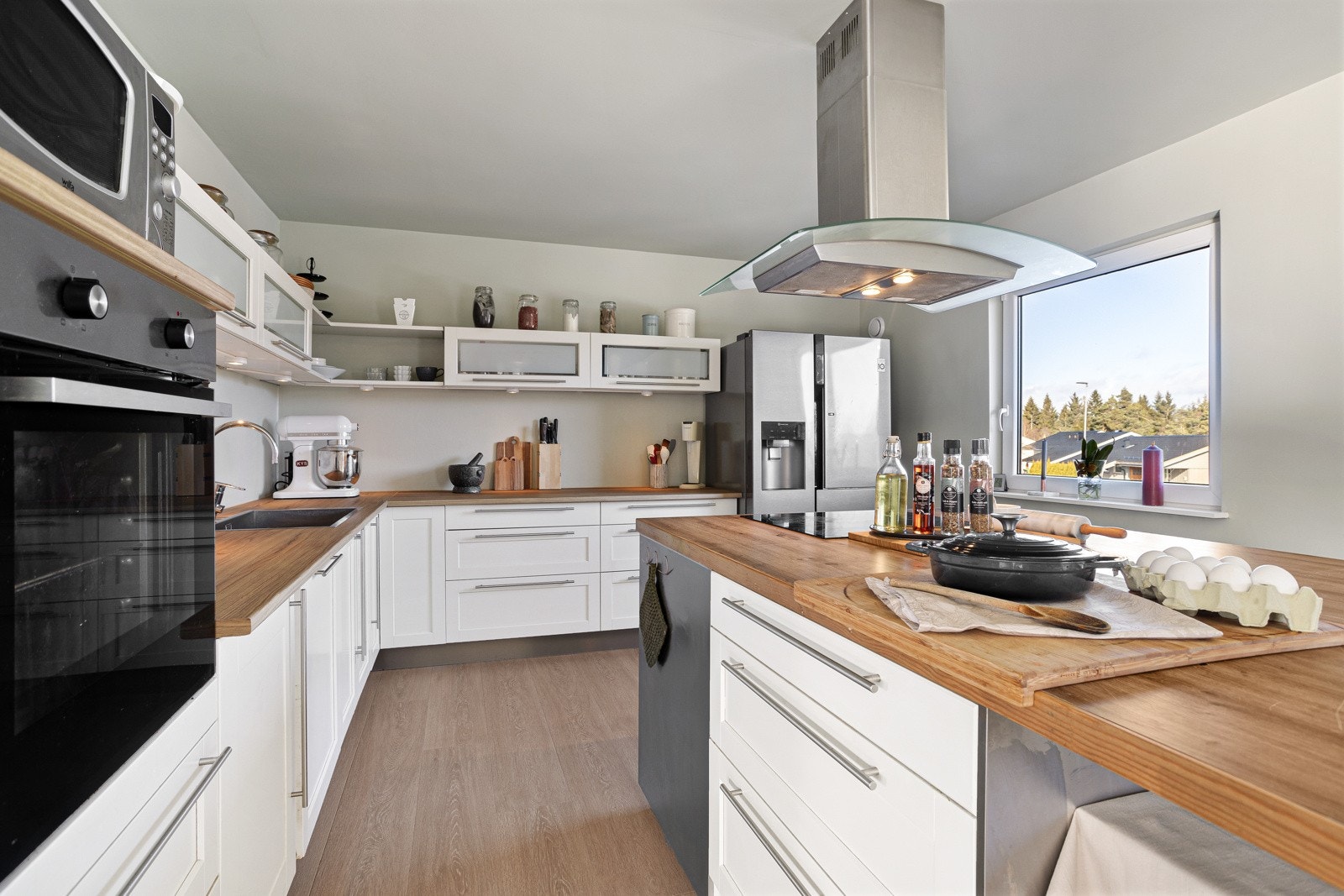 Innredningen fra HTH er fra 2018 og har integrerte hvitevarer som oppvaskmaskin, platetopp og komfyr. Galleribilde