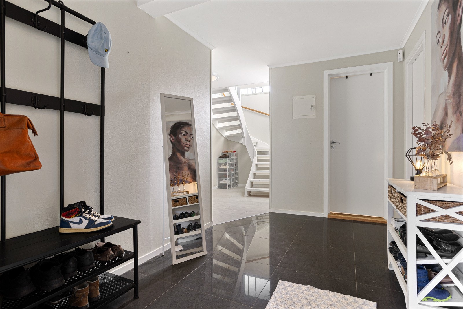 Innbydende og fint inngangsparti med god plass til ytterklær og sko Galleribilde