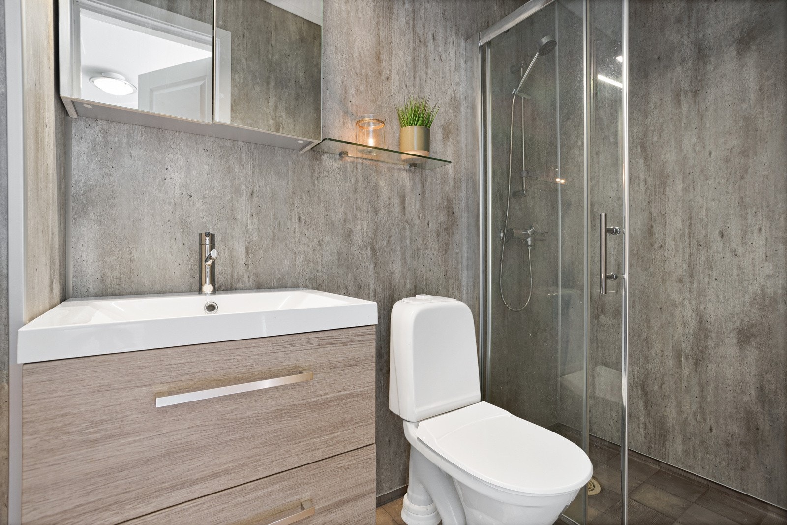 Pent bad i forbindelse med hovedsoverom i 2.etg. som er innredet med toalett, baderomsinnredning med servant og dusjnisje. Galleribilde