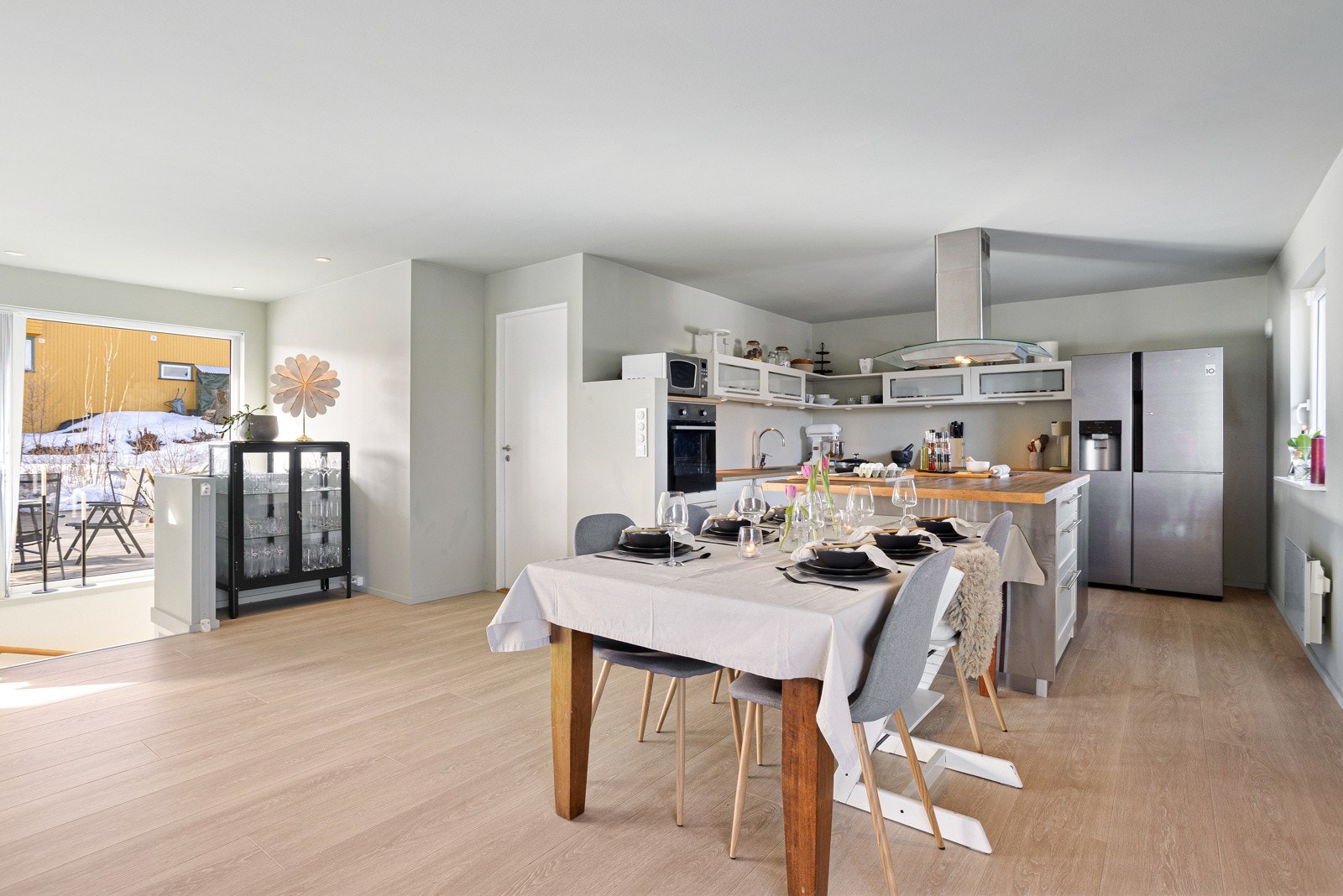 Det er laminat på gulv og spotter i himling Galleribilde