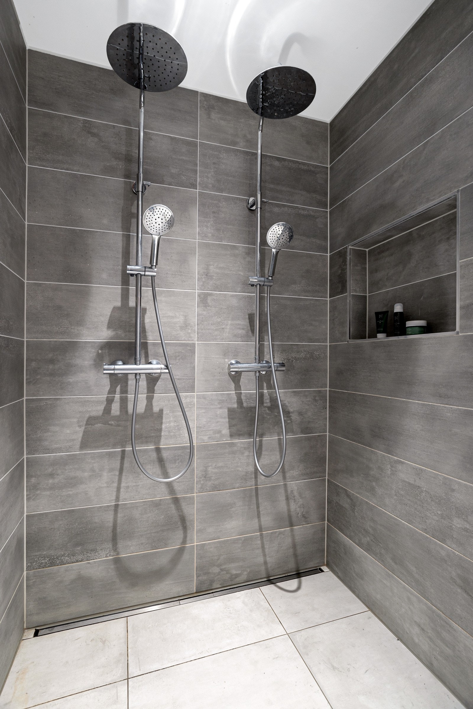 Romslig dusjnisje med to dusjer Galleribilde