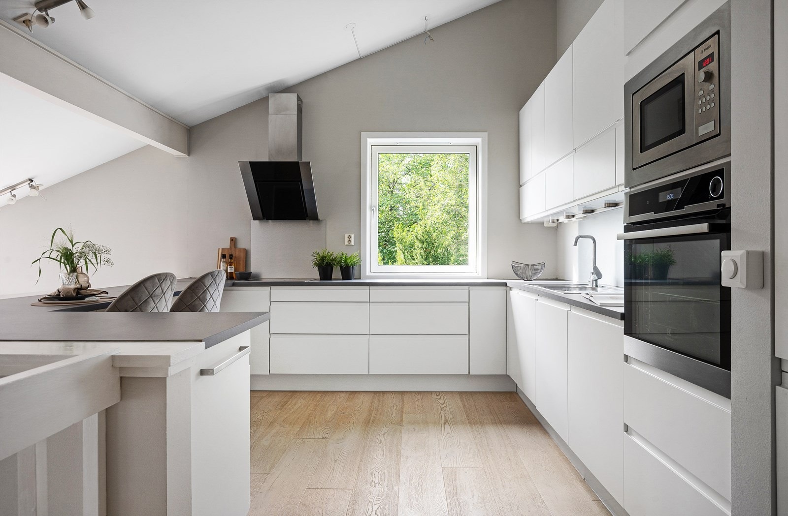 Stilrent og lekkert kjøkken med integrert stekeovn, mikrobølgeovn, kjøleskap og oppvaskmaskin. TG1 vurdering av takstmann. Galleribilde