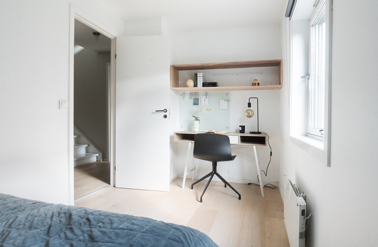 Kombinert kontor- og soveplass gir praktiske løsninger for både arbeid og hvile. Galleribilde