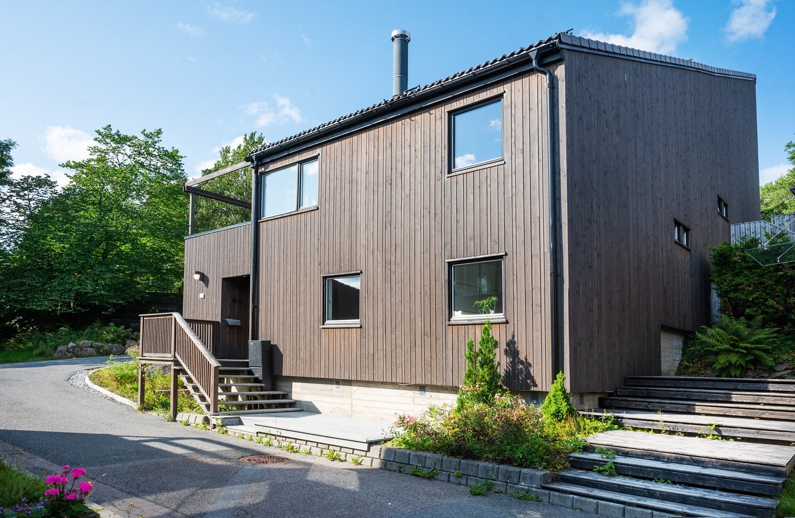 Det er gangavstand til flotte friluftsområder, offentlig kommunikasjon, skoler, barnehager, dagligvarehandel, samt kort avstand til et rikt utvalg av servicetilbud og fasiliteter. Galleribilde