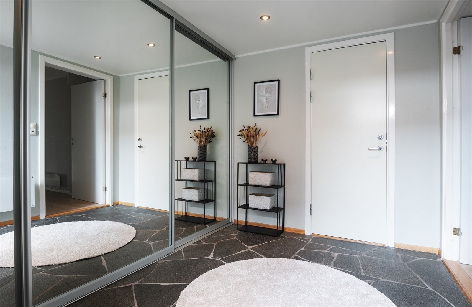 Innbydende og praktisk entrè med god plass til garderobe og praktisk oppbevaring. Galleribilde