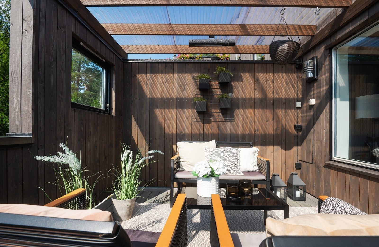 Romslig terrasse med god plass til både spisegruppe og loungemøbler. Galleribilde