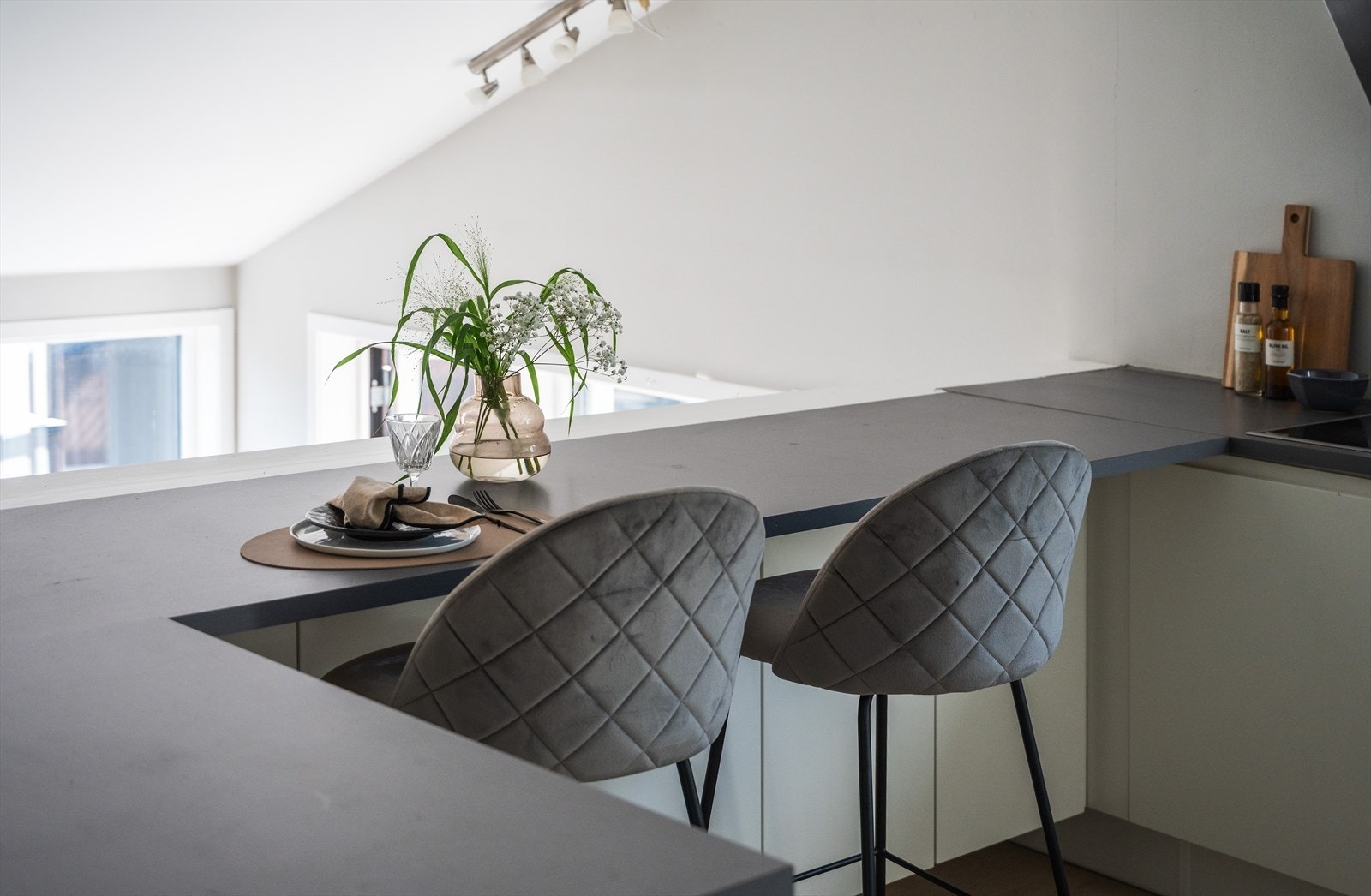Sitteplass ved kjøkkenøyen - perfekt for morgenkaffen med utsikt mot stuen. Galleribilde