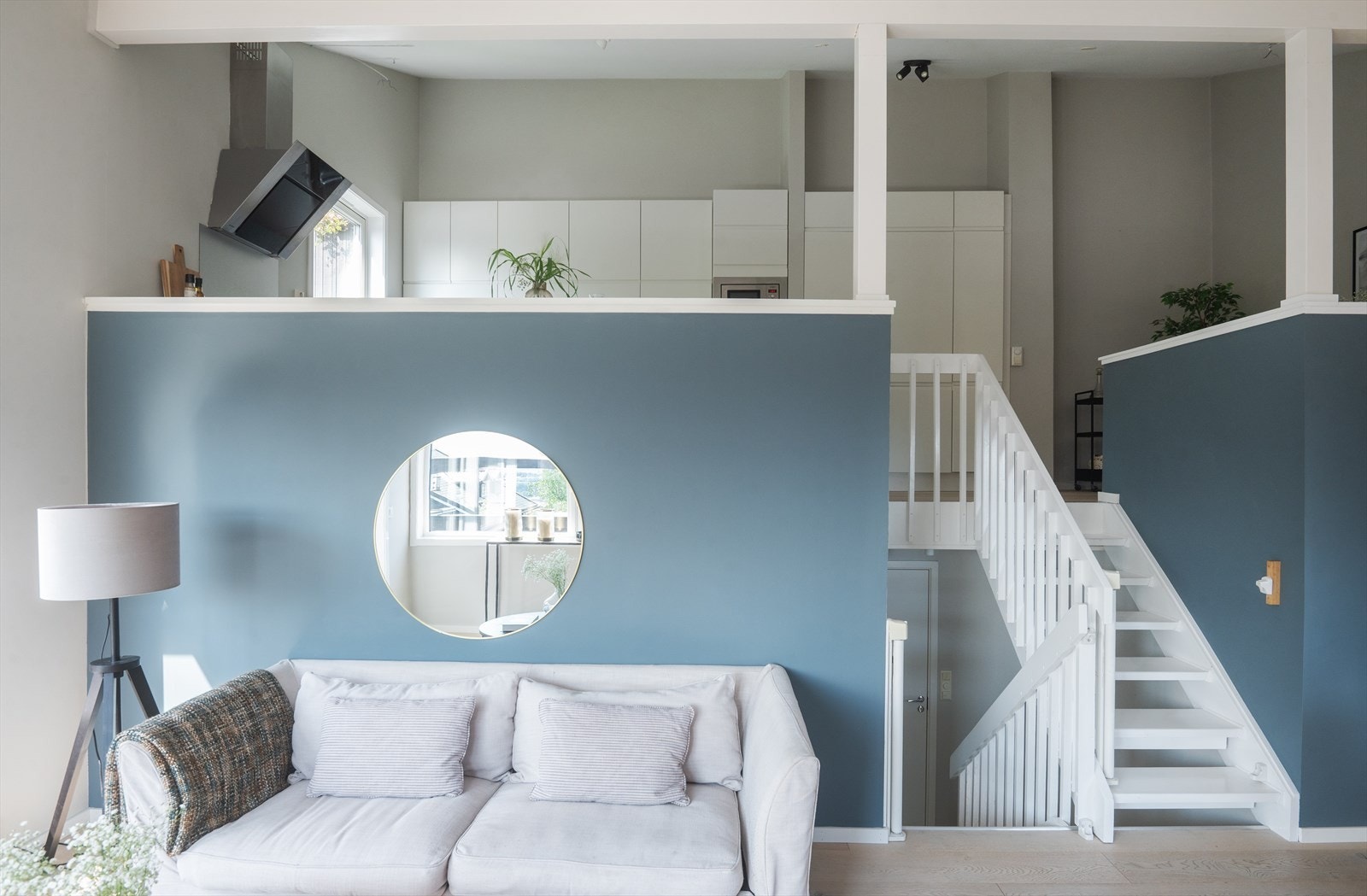 Den åpne planløsningen gir god plass til både avslapning og sosiale soner - med naturlig flyt mellom sofakrok og spiseplass. Galleribilde