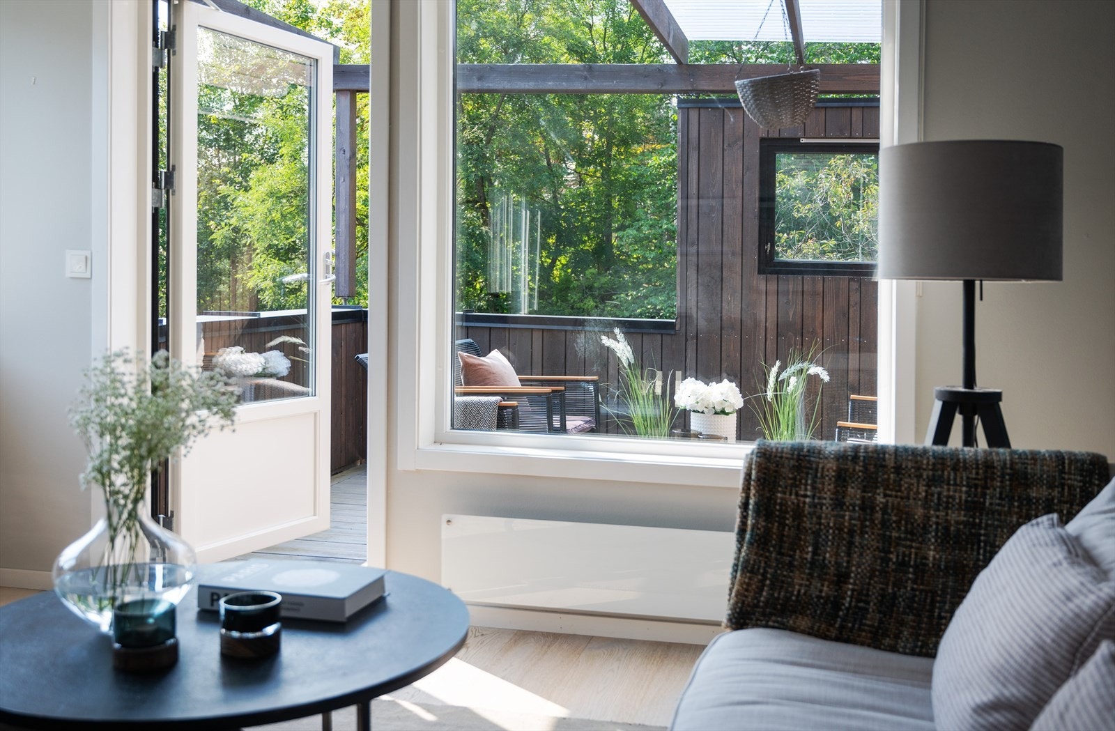 Fra stuen er det direkte utgang til boligens terrasse. Galleribilde