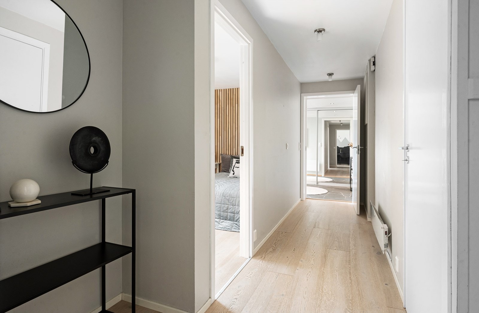 Lys gang mellom rom i 1. og 2. halvplan. Galleribilde