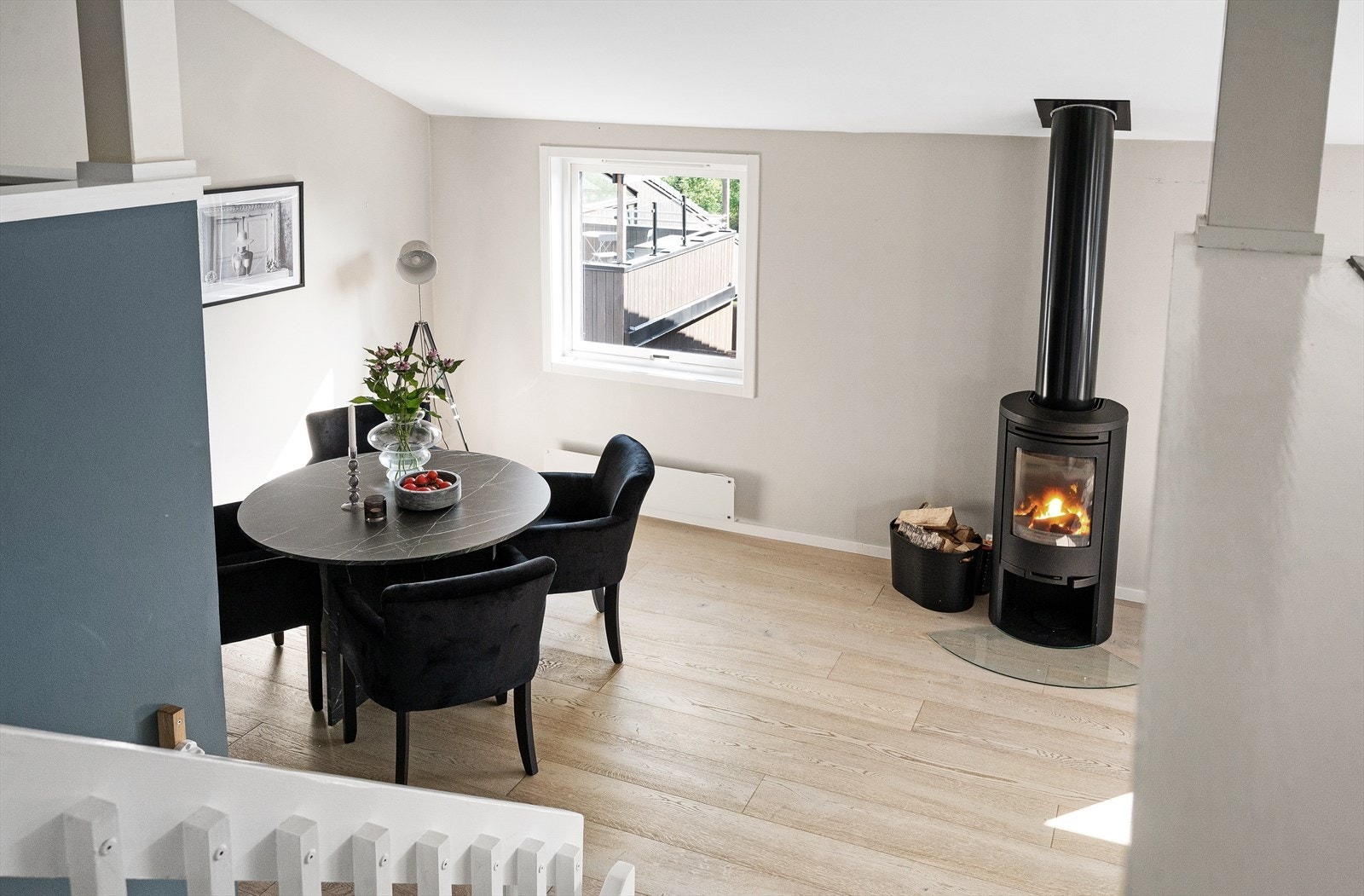 I tilknytting til stue er det plass til spisebord hvor man nyte de daglige måltidene. Galleribilde