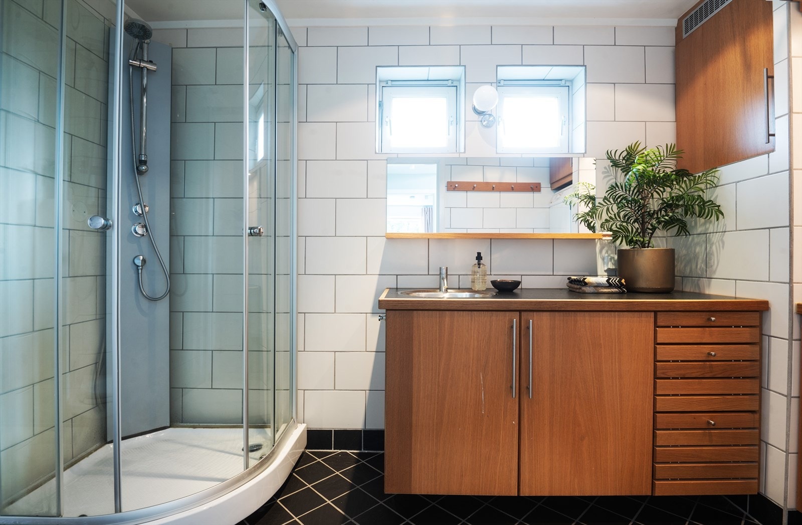 Praktisk flislagt bad/vaskerom med innfelte downlights. Galleribilde