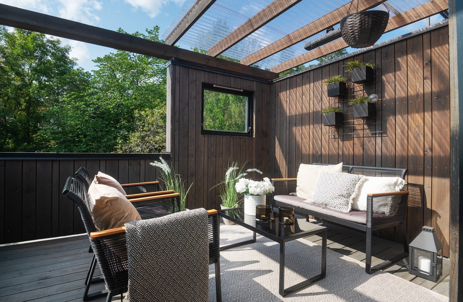 En perfekt ramme for lange sommerkvelder - terrassen byr på utsikt, sol og plass til hyggelige sammenkomster. Galleribilde