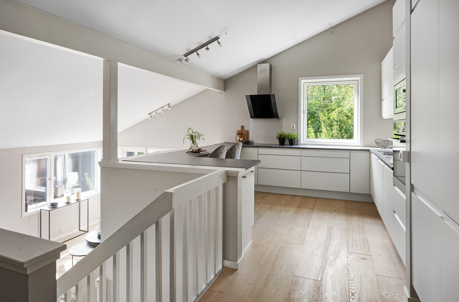 Innredningen består av benkeskap, overskap og høyskap. Her er det god benkplass og mye lagringsplass i overskap og skuffer. Galleribilde