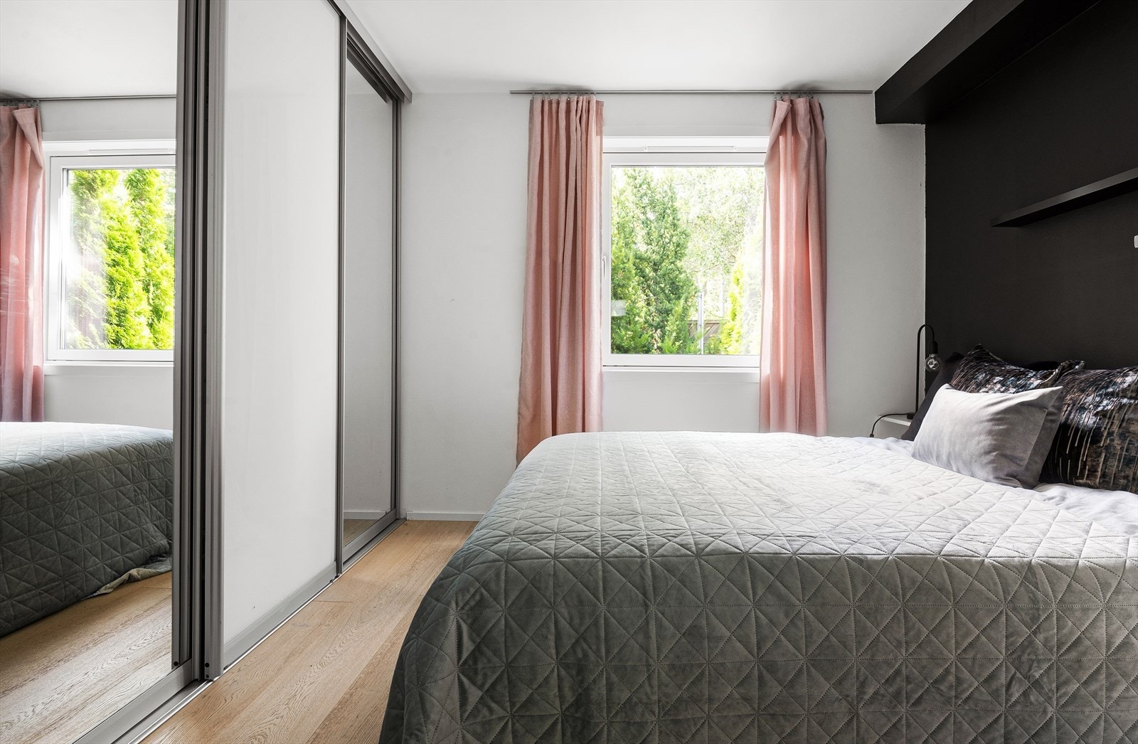 Boligen har tre lyse og gode soverom med plass til dobbeltseng, tilhørende nattbord og ønsket garderobeløsning. Galleribilde