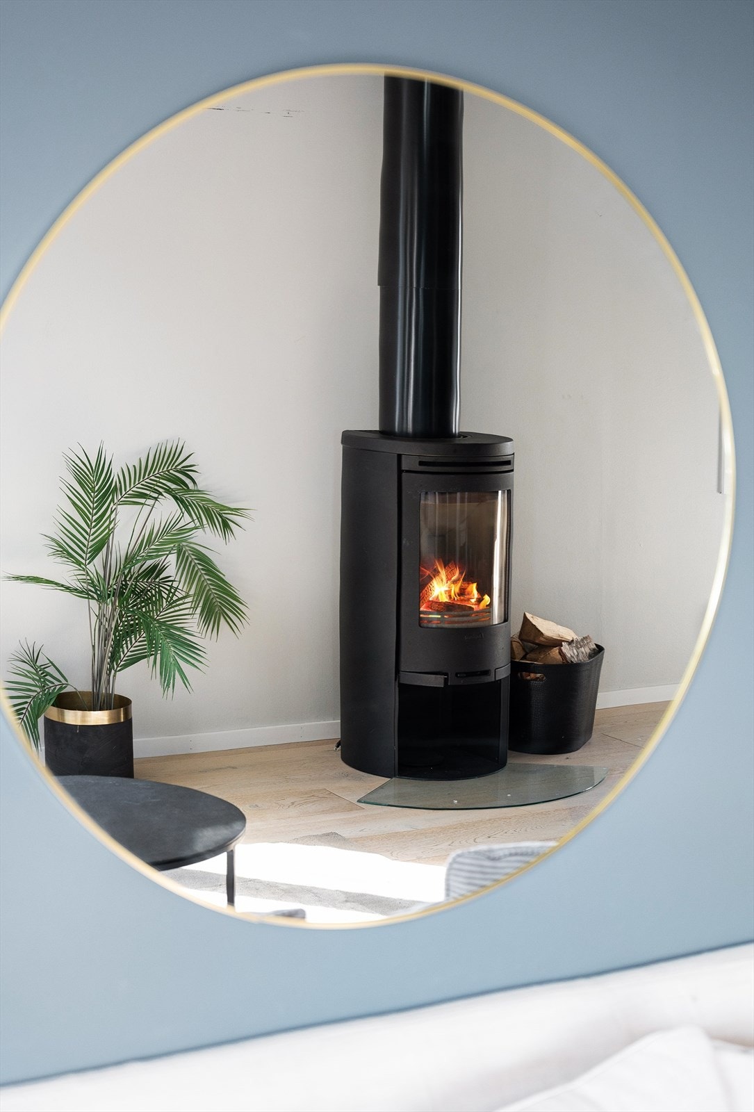 Boligen har isolert stålpipe og peis med innsats. Galleribilde