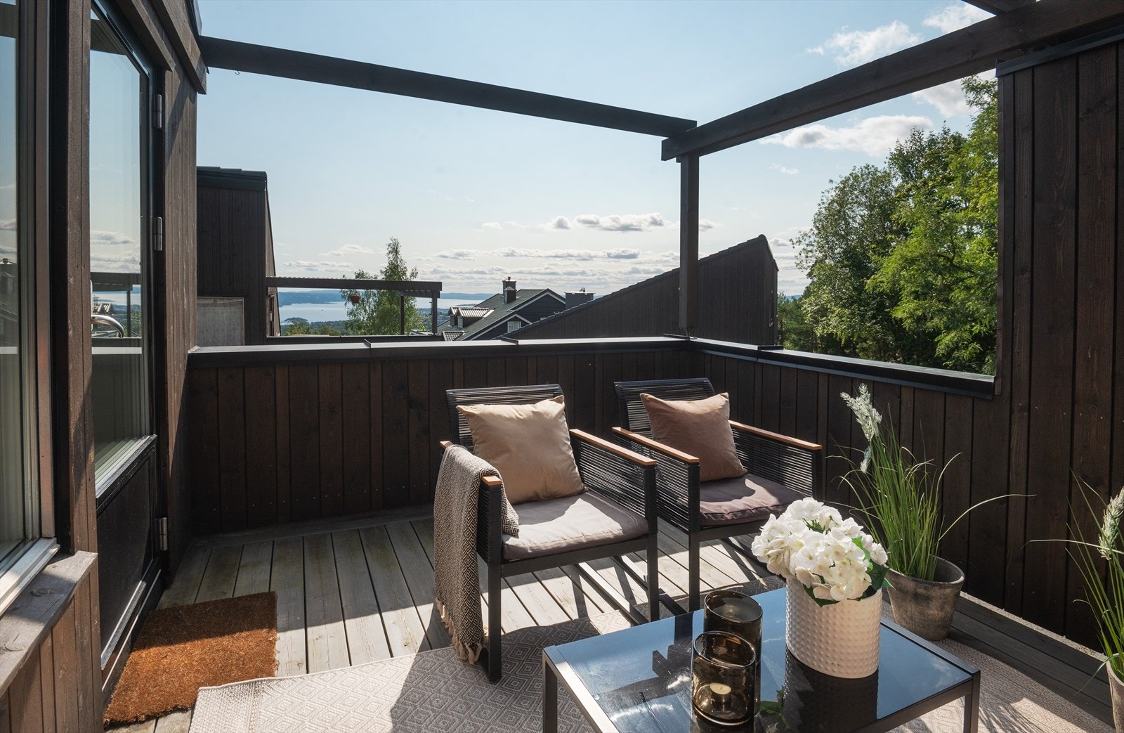 Herlig vest-vendt terrasse som byr på rikelig med sol og nydelig utsikt over Oslofjorden. Galleribilde