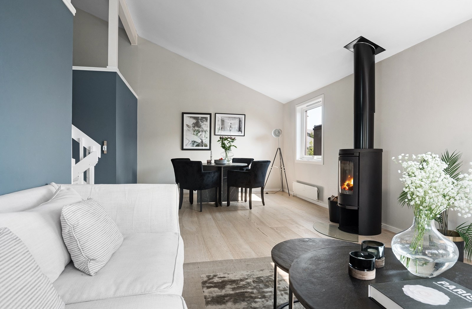 Stuen byr på god plass til både avslapning og sosiale sammenkomster - her kan du virkelig senke skuldrene. Galleribilde