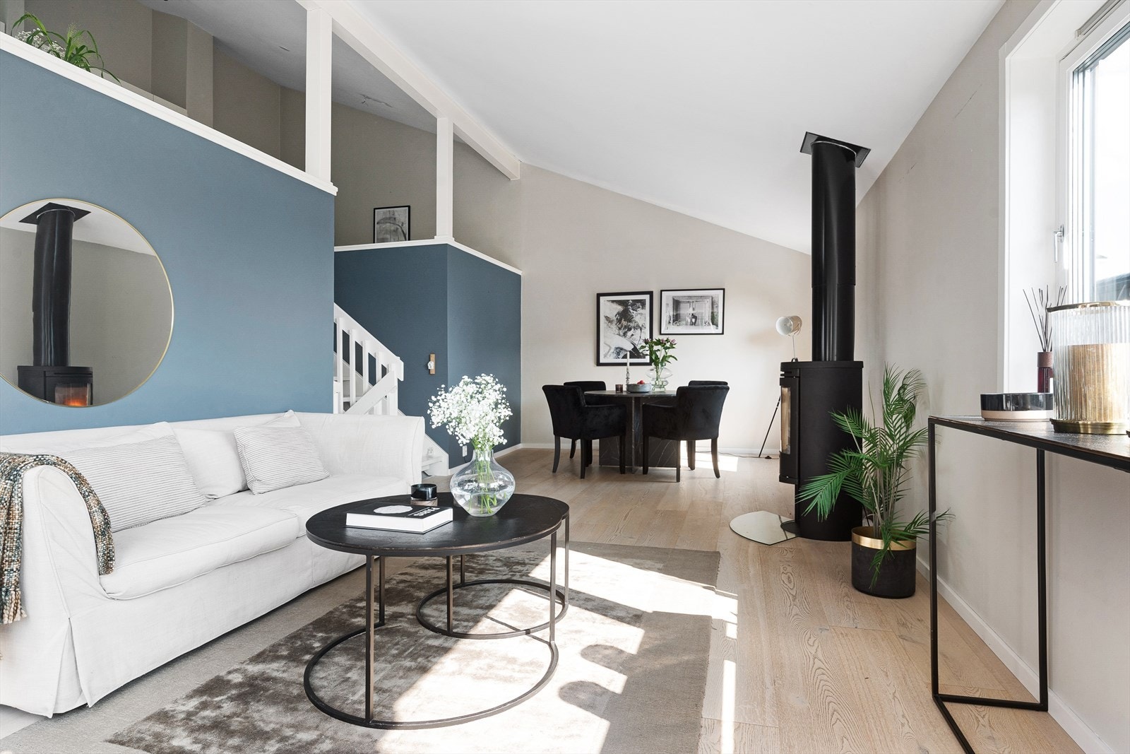 Velkommen inn til en lys og luftig stue med flere soner. Galleribilde