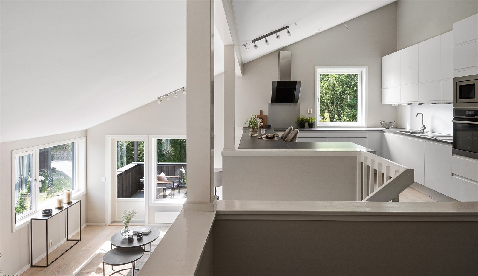 Stuen har flere store vinduer som gir godt med naturlig innlys. Galleribilde