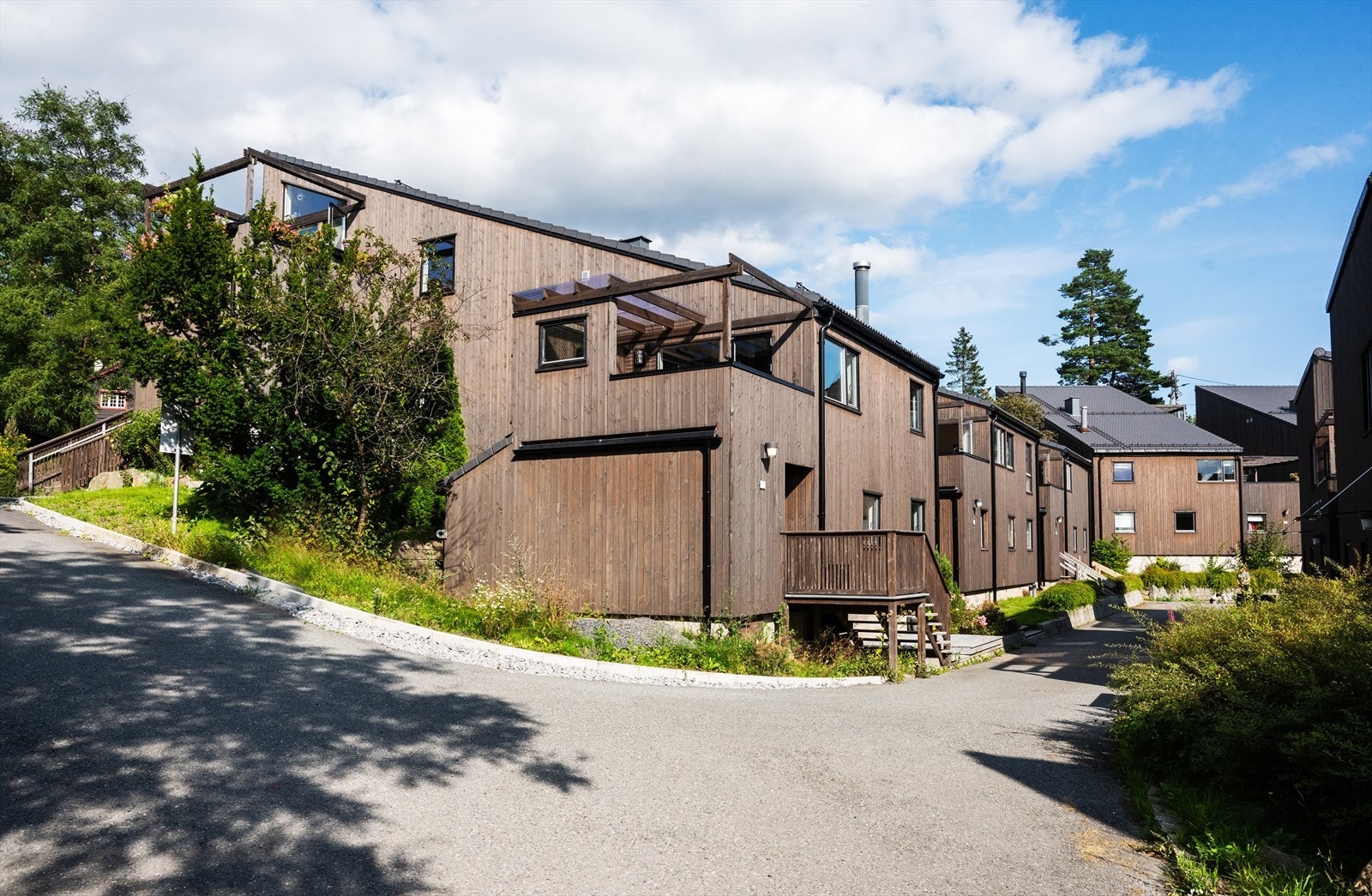 Eiendommen er beliggende i et meget attraktivt og veletablert område, med nærhet til det meste du trenger i hverdagen. Galleribilde