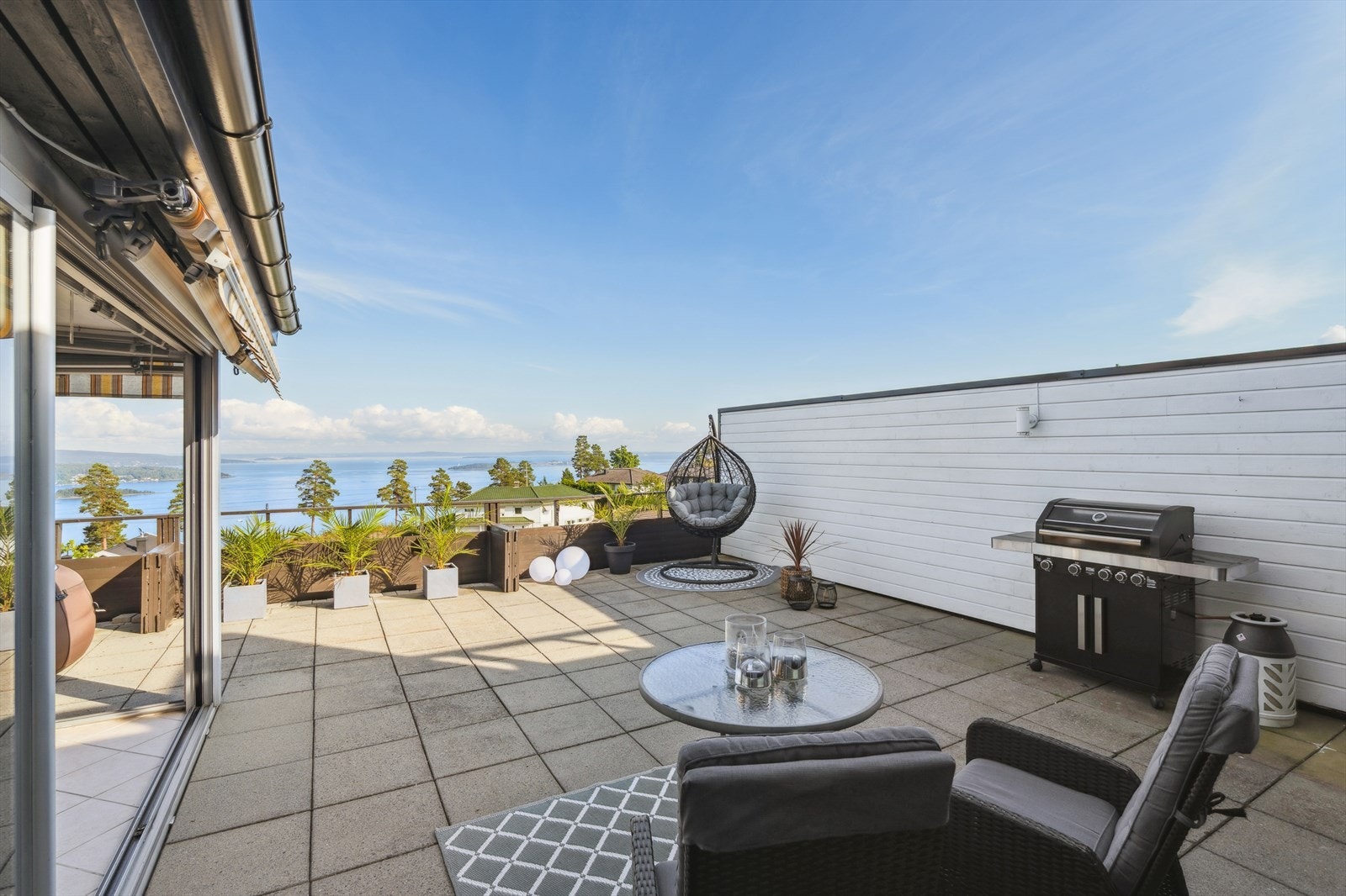 Fra stuen er det terrassedør til en stor terrasse på hele 52m² som har god plass til å innrede med ønsket utemøblement som for eksempel grill, lounge og utebord. Galleribilde