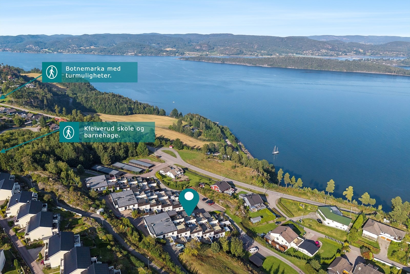 Granliveien 41 ligger i et meget populært og ettertraktet boligområde på Kleivan i Holmestrand. Fra boligen er det kort avstand til blant annet lekeplass med fotballbane, marka med turmuligheter, barnehage og skoler. Galleribilde