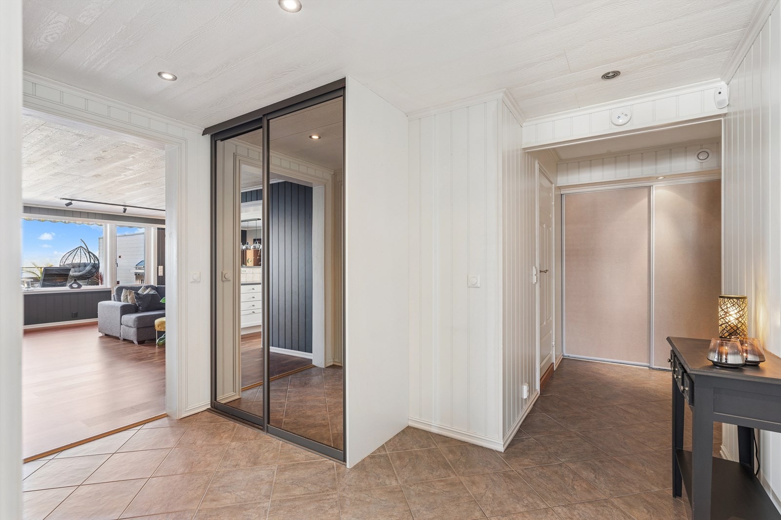 Fra entreen er det videre adkomst til en stor hall som har videre adkomst til de øvrige rommene i leiligheten. Galleribilde
