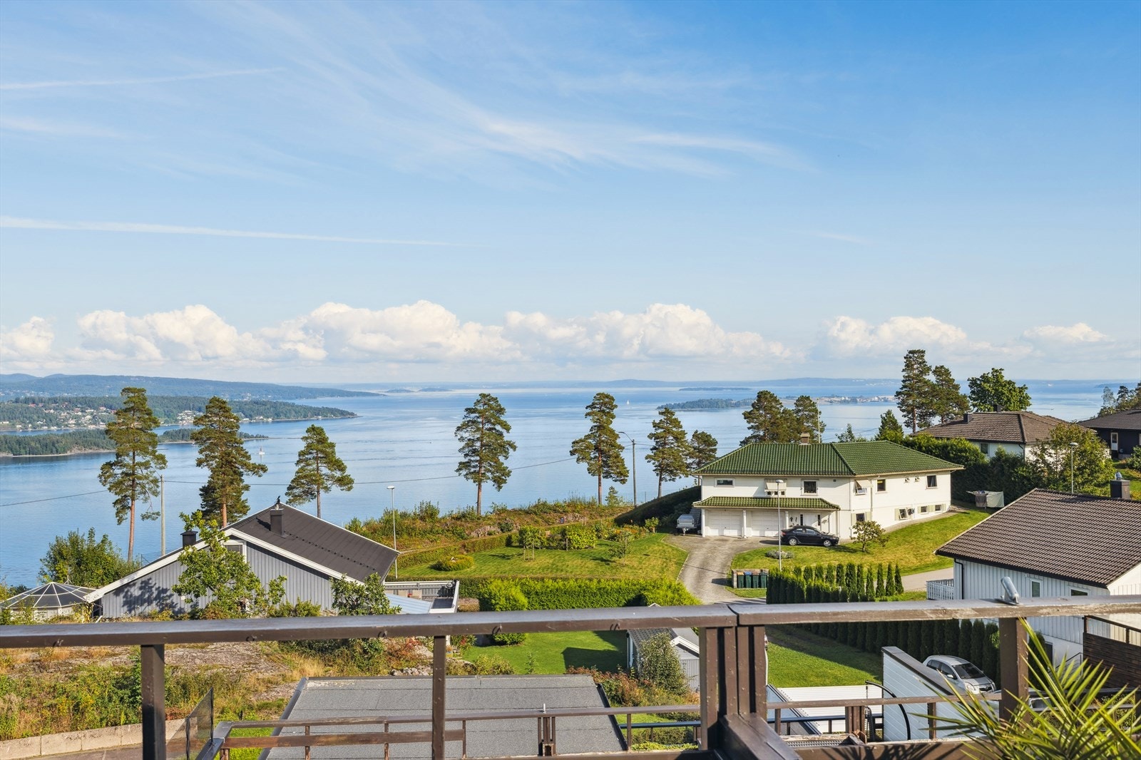 Storslått utsikt over Oslofjorden og skjærgården - perfekt for rolige morgener og sene sommerkvelder. Galleribilde