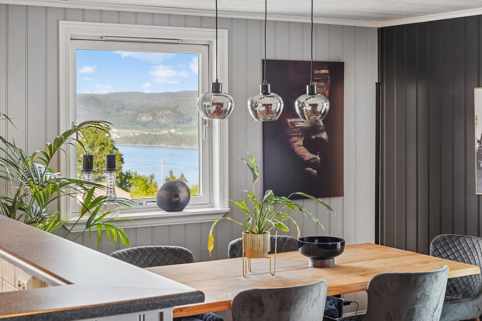 Detaljbilde fra kjøkkenet mot spisestuen. Galleribilde