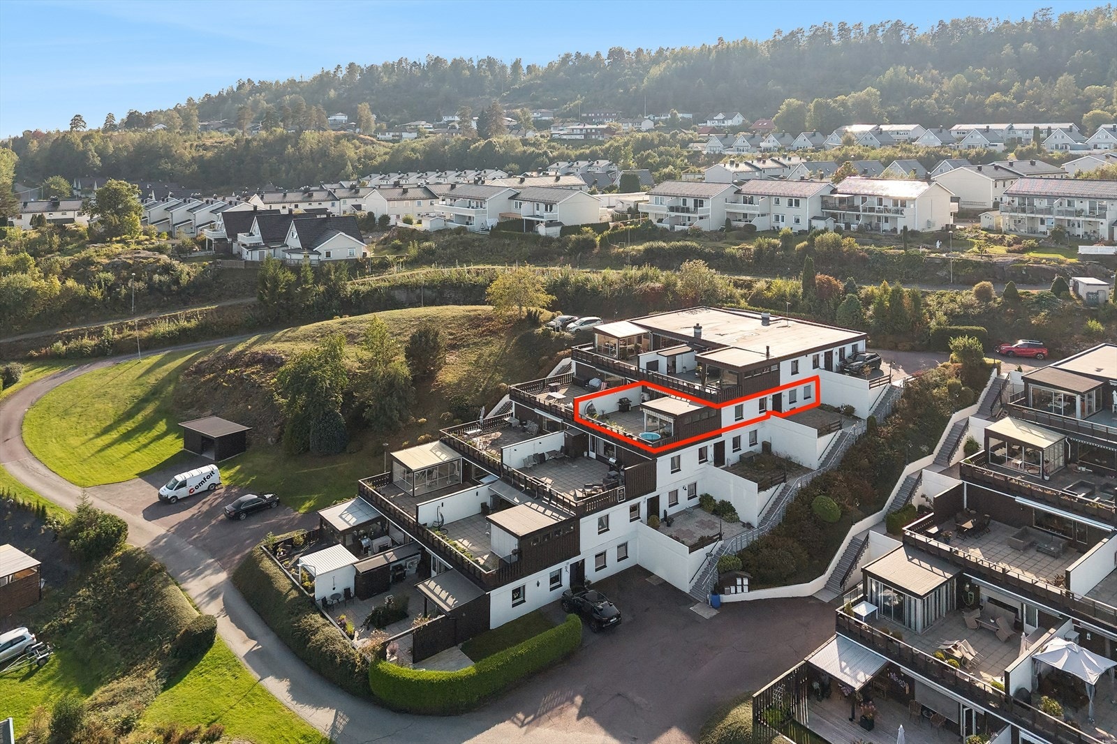 Sameiet sin tomt er pent opparbeidet og velstelt. Det medfølger garasje til leiligheten. Galleribilde