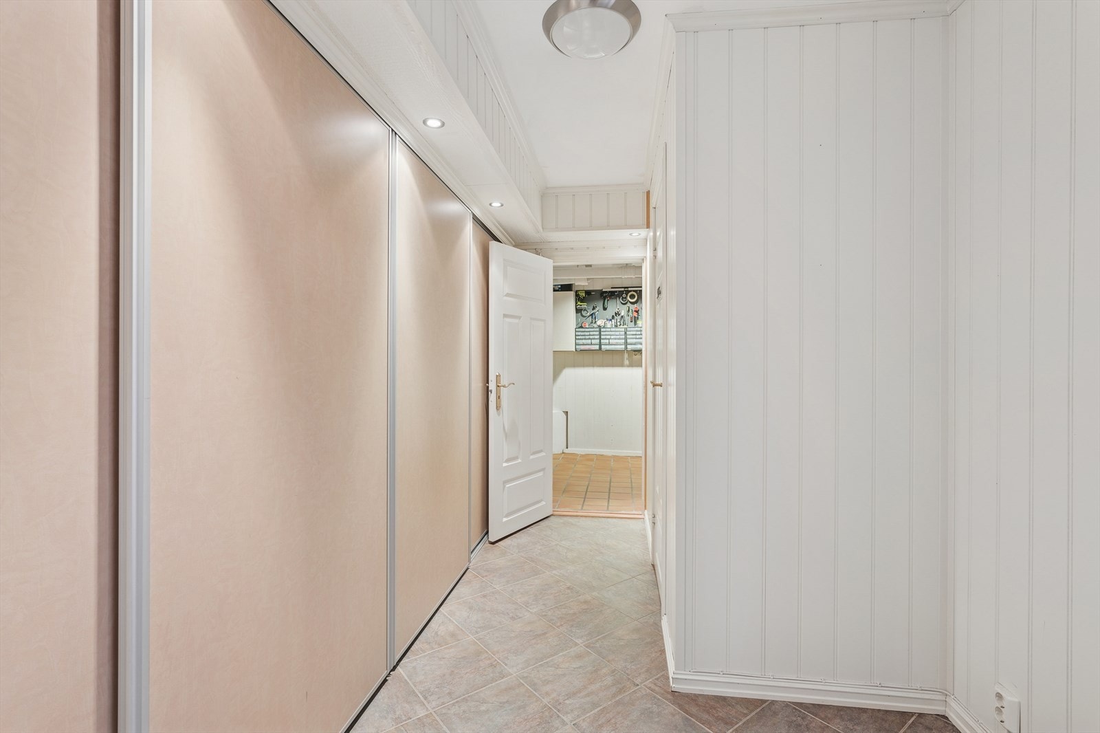 Hallen med de særdeles gode garderobeløsningene for optimal lagring- og oppbevaringsplass. Galleribilde
