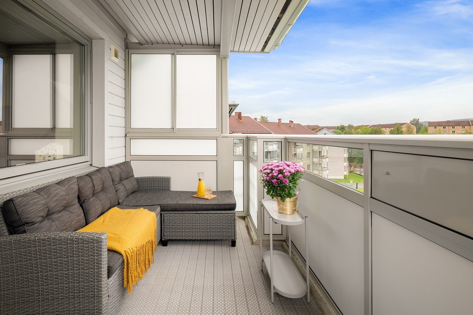 Nyt gode solforhold på den romslige, sydvendte balkongen på 7,4m². Galleribilde