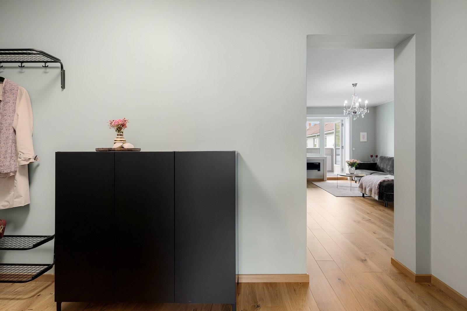 Fra entréen åpner leiligheten seg opp mot den lyse og trivelige stuen. Galleribilde