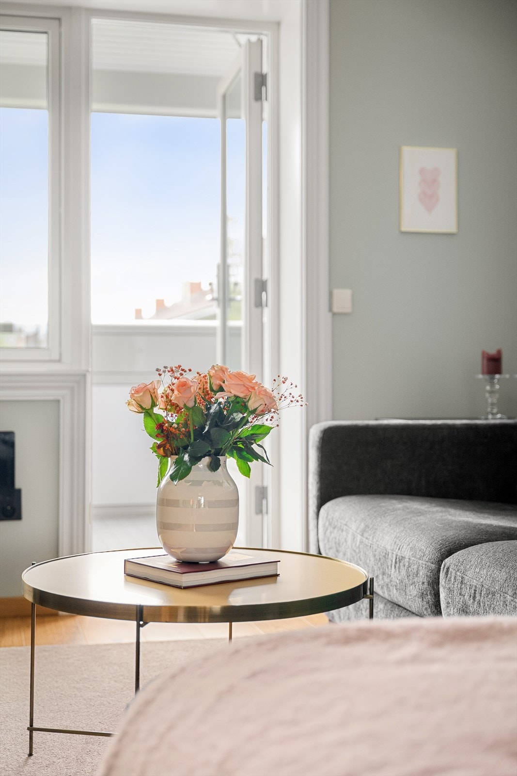 Balkongdør med isolerglass fra 2012 sikrer god isolasjon og komfort. Galleribilde
