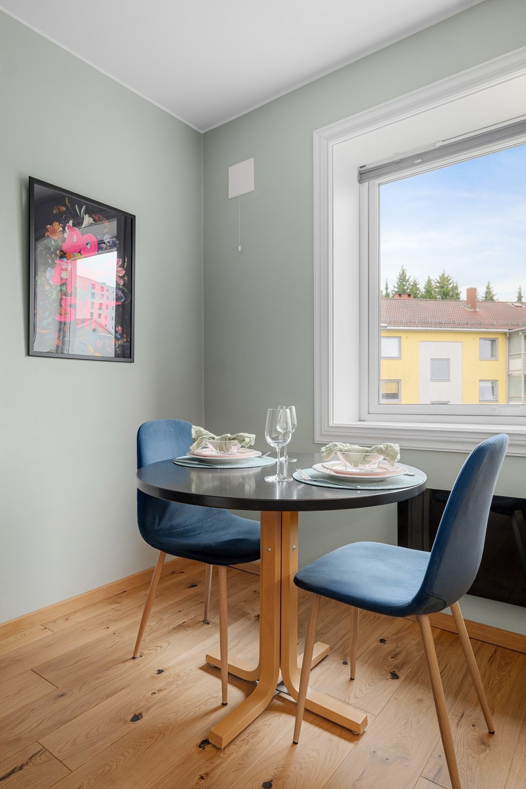 En koselig spiseplass for to, perfekt for frokost og mindre måltider. Galleribilde