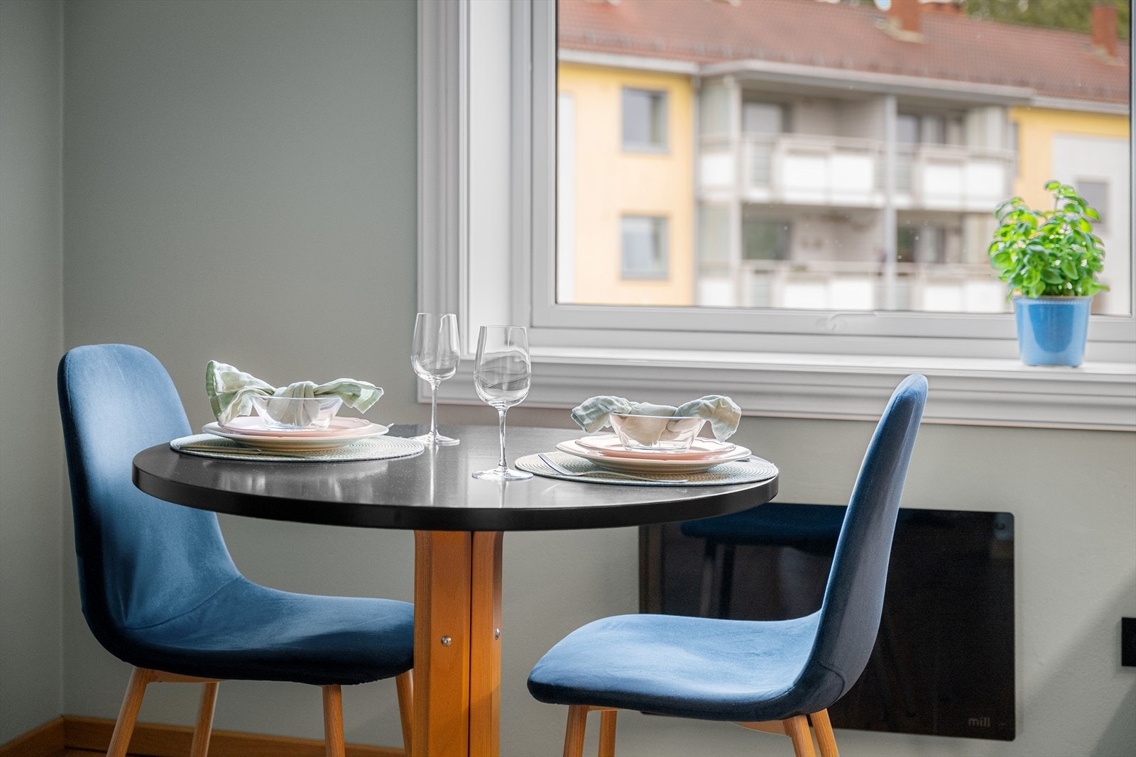 Vinduet ved spiseplassen slipper inn dagslys og gir en behagelig atmosfære. Galleribilde