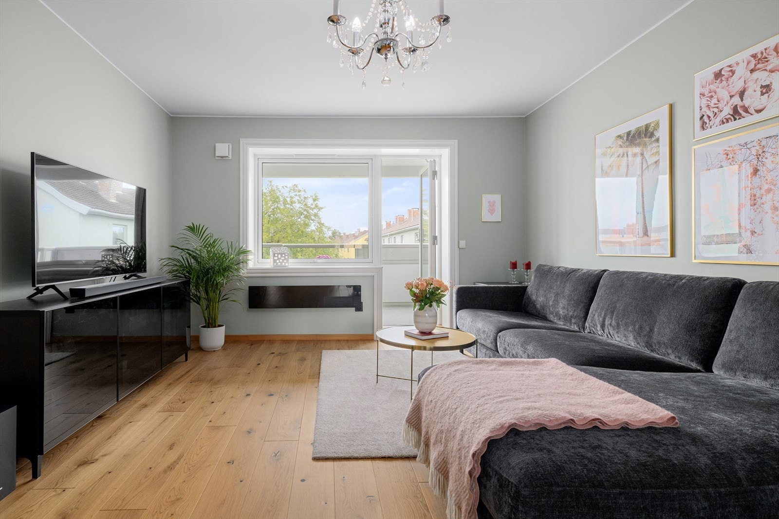 Stuen har god plass til en romslig sofagruppe og personlig innredning. Galleribilde