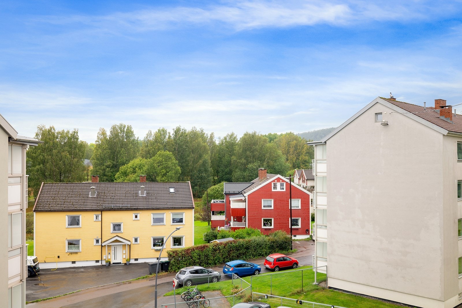 Bo i et rolig og etablert nabolag med kort vei til Grorudparken og turområder. Galleribilde