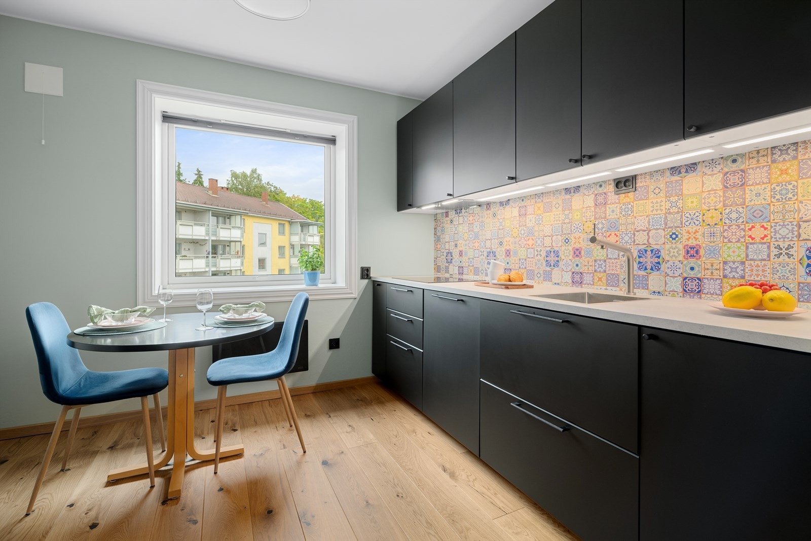 Stilrent kjøkken fra 2021 med plass til en hyggelig spisekrok ved vinduet. Galleribilde