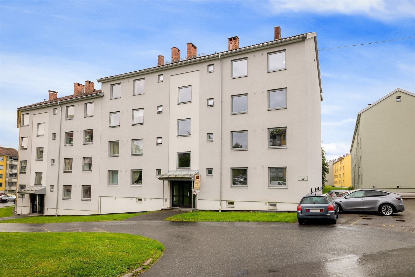 Enkel adkomst til leiligheten og tilgang til borettslagets parkeringsplasser. Galleribilde