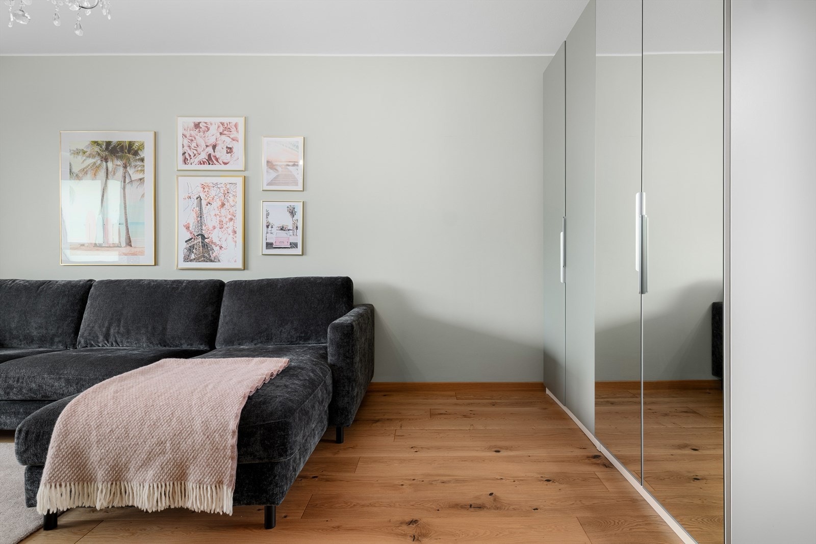 Store speilflater på garderobeskapet bidrar til å forstørre rommet visuelt. Galleribilde