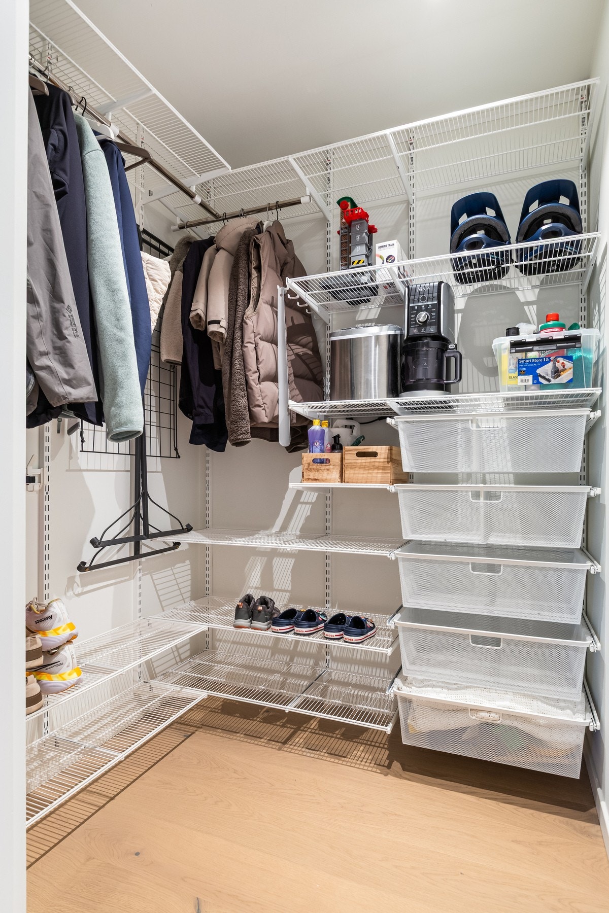 Walk-in closet/bos med innredning fra Elfa Galleribilde