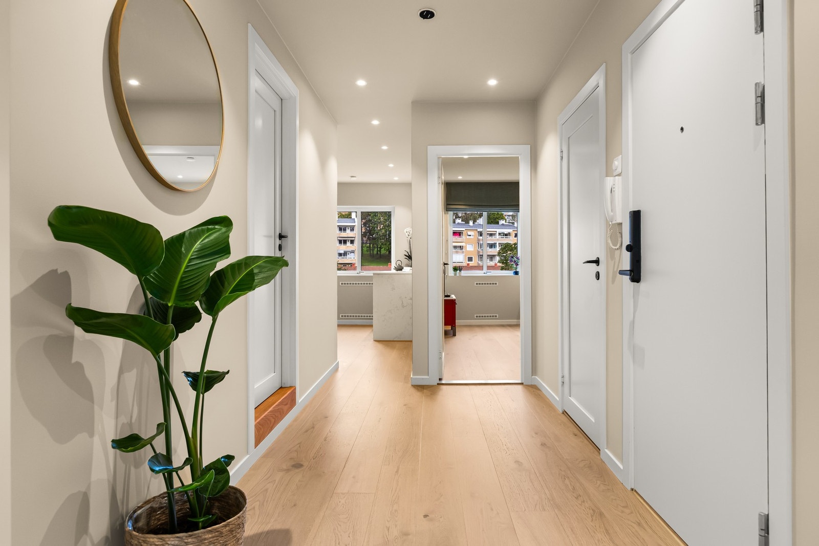 Entré med walk-in closet/bod Galleribilde
