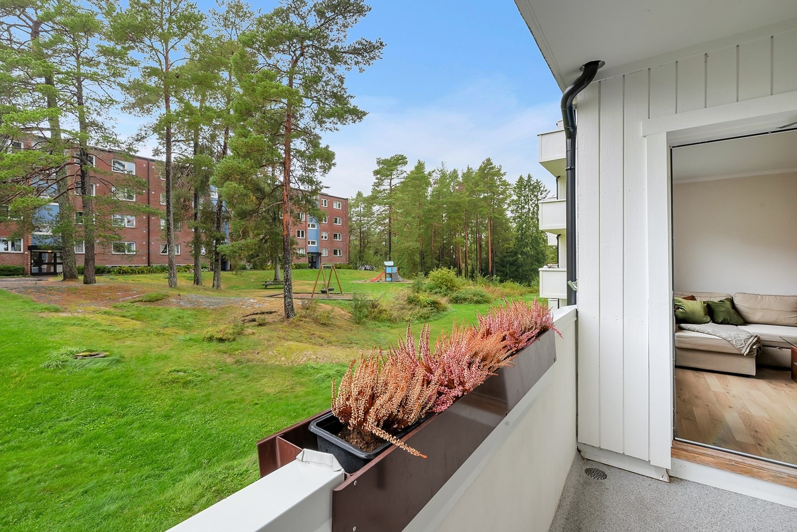 Balkongen blir en naturlig forlengelse av stuen på varme sommerdager. Galleribilde