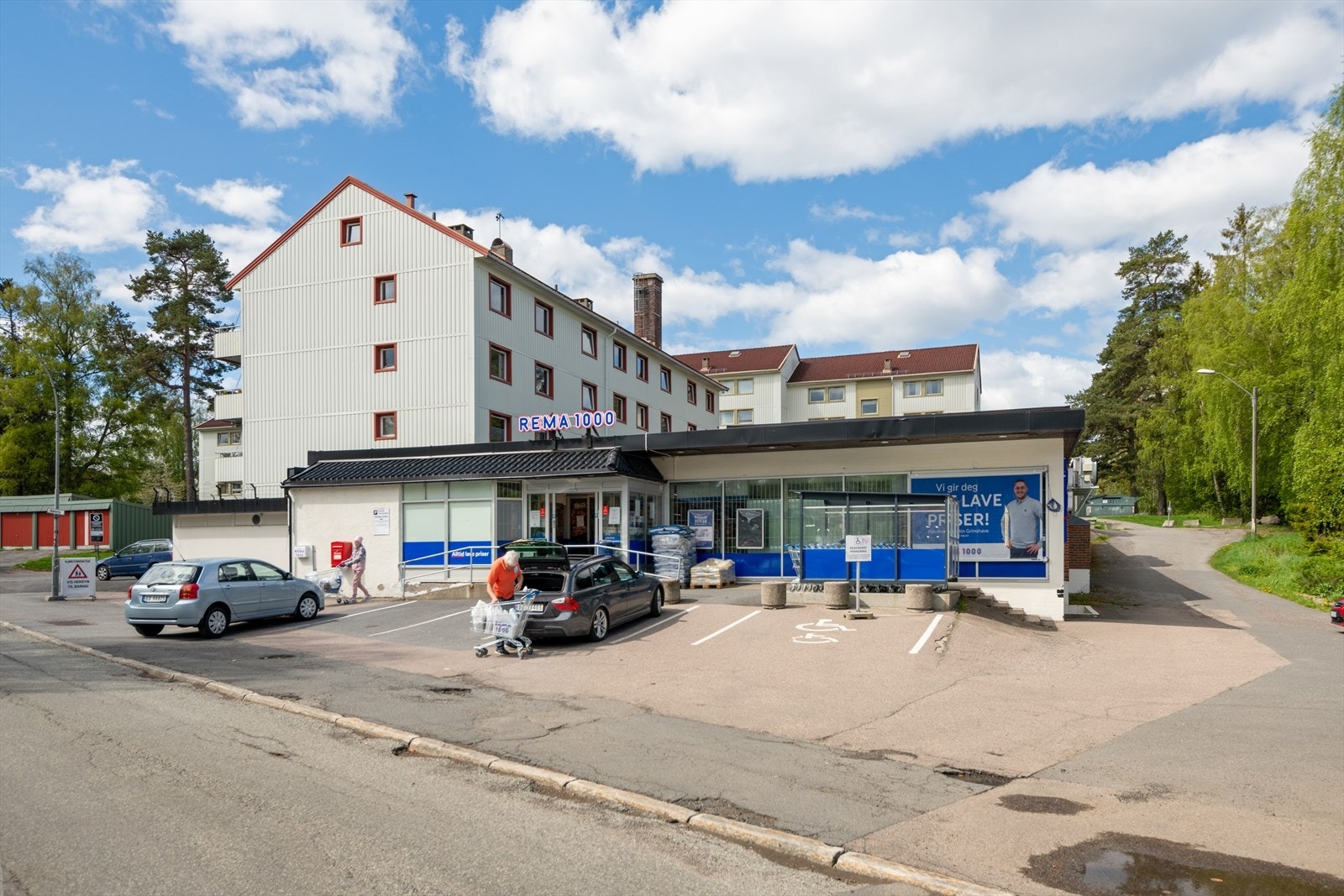 Dagligvarehandelen gjøres enkelt hos Rema 1000, som ligger kun minutters gange unna boligen. Galleribilde