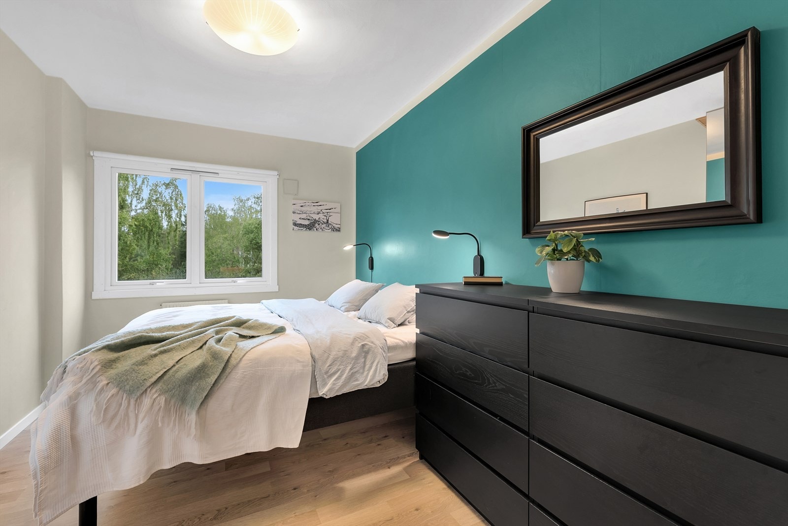 Romslig hovedsoverom med god plass til dobbeltseng og ønsket møblement. Galleribilde