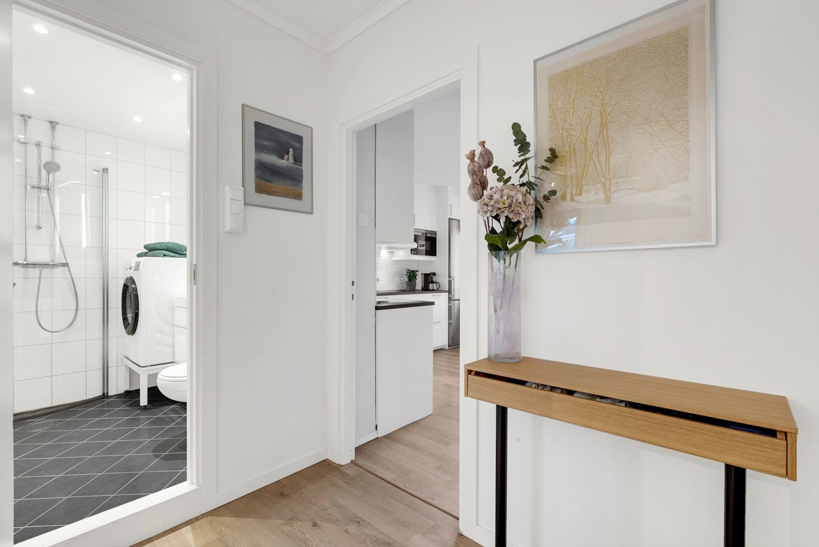 Effektiv planløsning med en sentral gang som gir enkel adkomst til alle rom. Galleribilde